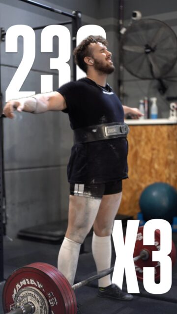 Hoy esta publicación no va por los kilos, porque eso hoy es lo de menos.

Va por lo fácil que es complicarnos la vida, cuando en realidad lo más sencillo siempre ha sido lo mismo: seguir.

No van bien los entrenos? Entrena
Todo va rodado? Entrena
No tienes ganas? Entrena

Porque al final en este deporte, no se miden a las personas por el resultado, sino por el proceso.

Un proceso que, para mí, es disciplina, constancia y superación diaria.
Y en eso está lo bonito, en no parar nunca, aunque parezca lo más simple.